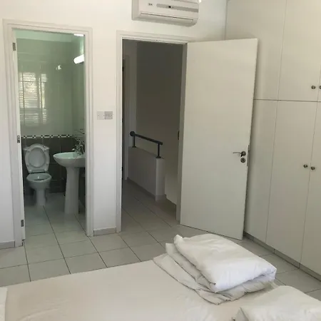 Sunny Paphos Apartment *