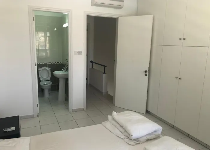 Sunny Paphos Апартаменты *